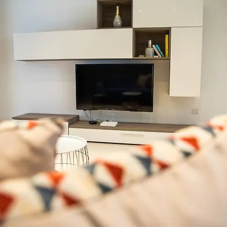 Semesterbostad Lovely 1bed Maisonette Qawra By Homely